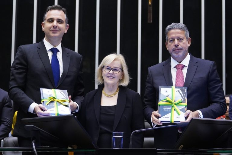 Rosa Weber entre os presidentes do Senado e da Câmara - (Foto: Pablo Valadares / Câmara dos Deputados)