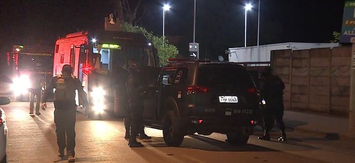 Homem foi contido após ter surto psicótico e ameaçar vizinhos na Zona Sul de Porto Alegre — Foto: Reprodução / RBS TV