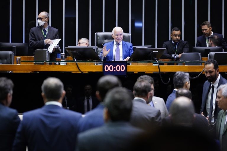 Gilberto Nascimento preside a sessão do Plenário - (Foto: Pablo Valadares/Câmara dos Deputados)