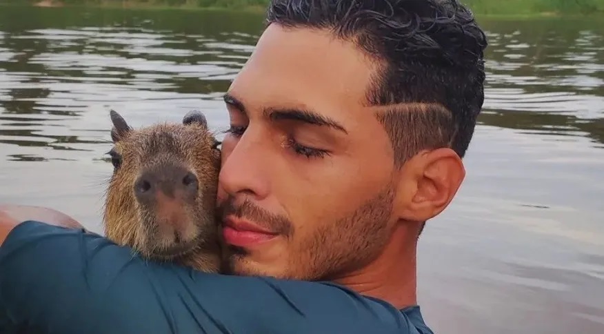 Fazendeiro Agenor, de 23 anos, e Filó, uma capivara de cinco meses, conquistaram a internet Reprodução/Instagram