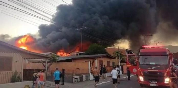 Bombeiros atendem ocorrência no bairro São José neste sábado | Foto: Reprodução
