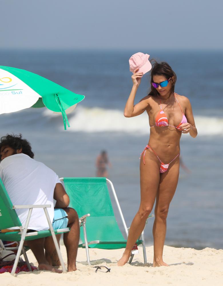Deborah Secco na praia da Barra da Tijuca - Fotos: Dilson Silva / AgNews