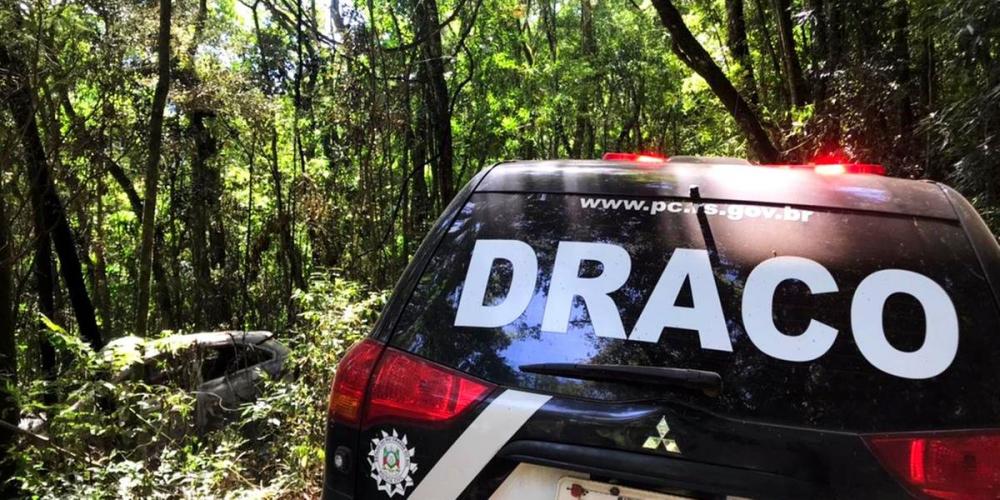 Carro estava no matagal nas proximidades da ponte do rio Piaí. Foto: PC/Divulgação
