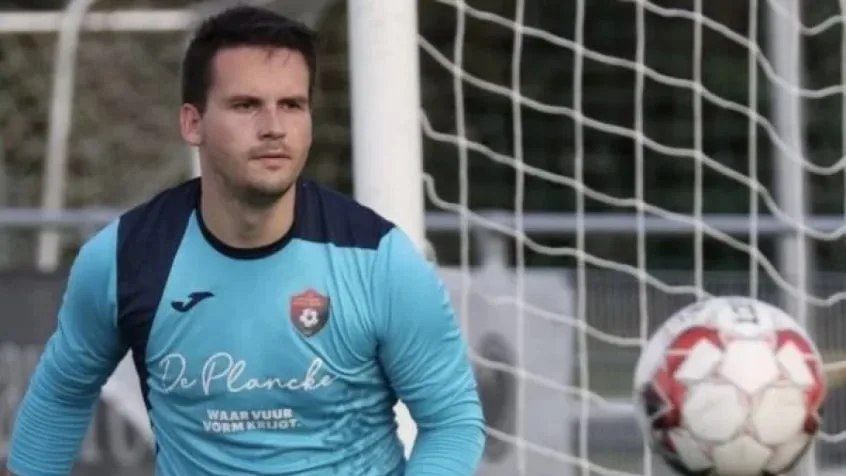 Arne Espeel, goleiro belga de 25 anos, que faleceu após desmaiar em campo Reprodução/Twitter