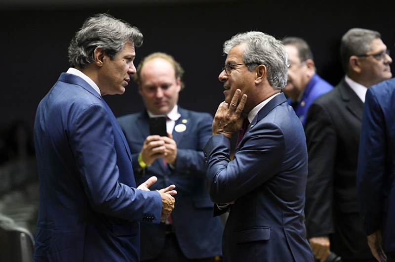 Ministro da Fazenda, Fernando Haddad (à esq.), participa da cerimônia de posse dos senadores em 1º de fevereiro. O chefe da pasta apresentou plano de ajustes para contenção dos juros - Jefferson Rudy/Agência Senado