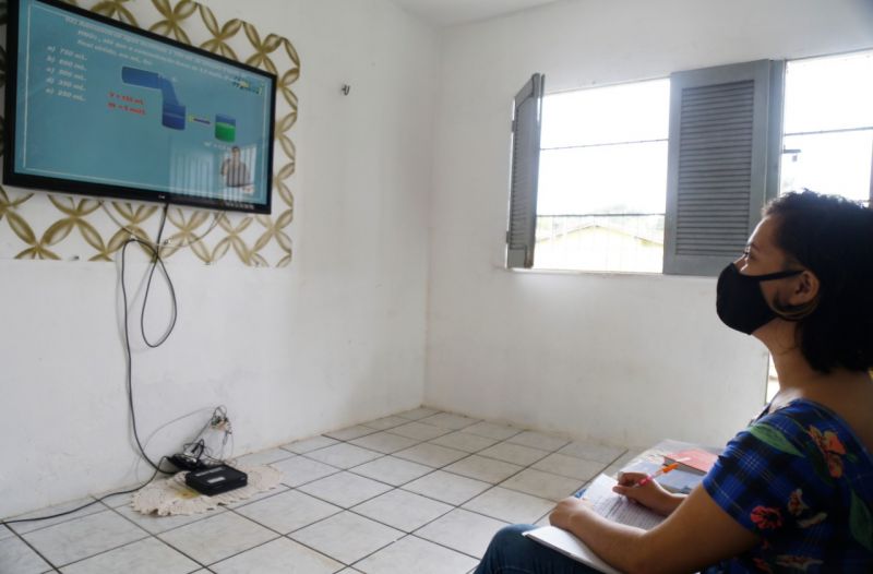 Emanuelle Victória acompanha a TV Escola (Foto: Divulgação)