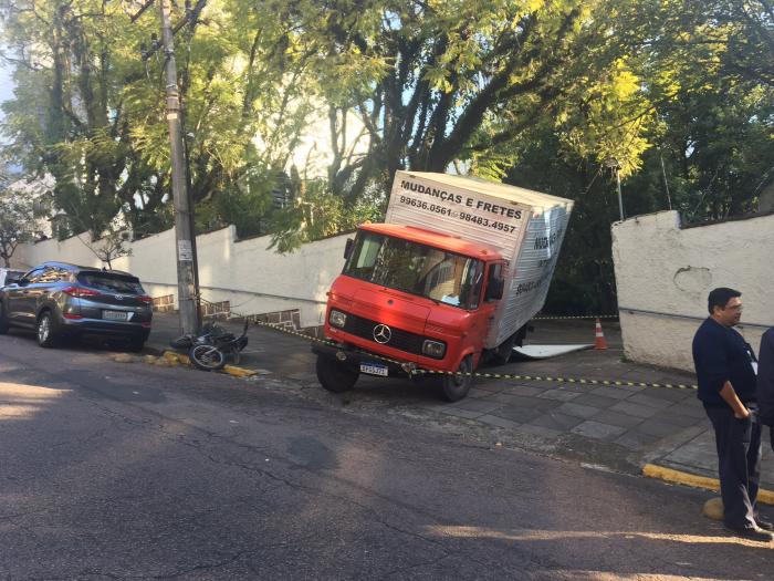 Veículo ficou atravessado em uma das entradas do Moinhos Eduardo Paganella / Agência RBS