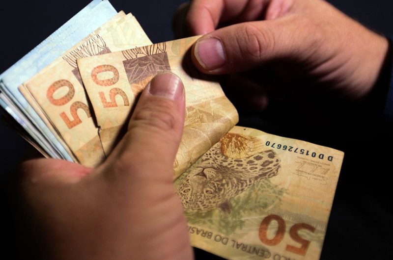 O reajuste, a partir de 1º de maio, representa um aumento de 1,3% em relação aos atuais R$ 1.302 - Marcello Casal JrAgência Brasil