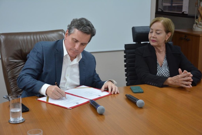 Secretário de Fazenda, Rogério Gallo, e a presidente do Tribunal de Justiça, desembargadora Clarice Claudino - Foto por: Flávio Costa