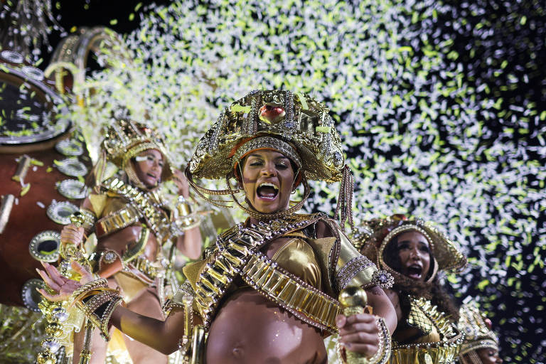 Integrantes da Imperatriz Leopoldinense durante o desfile na Marquês de Sapucaí, no Rio - Ricardo Moraes/Reuters