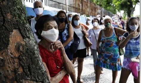 Idosos aguardam vacinas em São Gonçalo (RJ): imunização lenta diante do avanço do vírus - (Foto: REUTERS/Ricardo Moraes-18/2/2021)