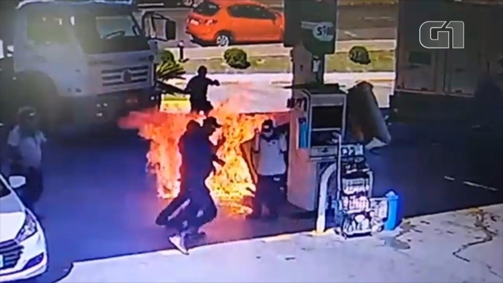 Frentistas controlaram o fogo após explosão. — Foto: Reprodução/Polícia Civil