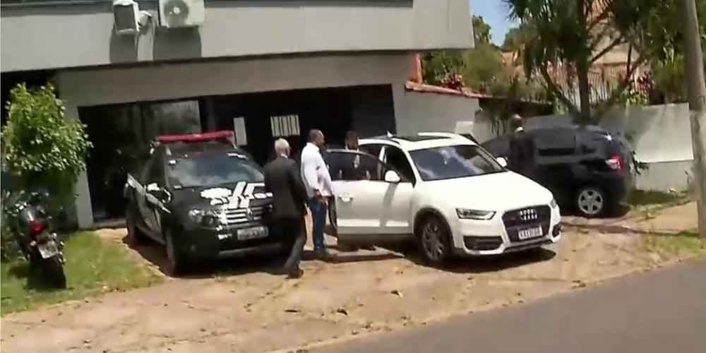 Mulher deixou delegacia em um veículo de luxo | Foto: Adilson Correa / Record TV / Reprodução
