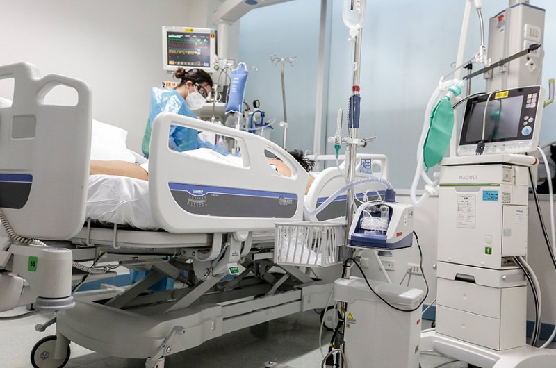 Essa medida provisória permite estender até o fim do ano contratações temporárias de médicos, enfermeiros, técnicos de enfermagem e profissionais em cargos de gestão e manutenção hospitalar - Alejandra De Lucca V./Minsal