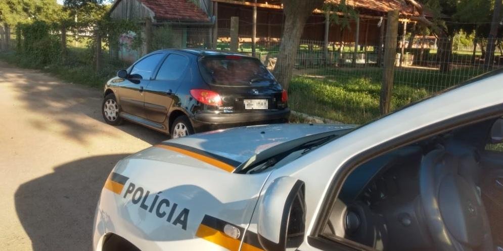 Carro da vítima, um Peugeot 206, foi encontrado próximo à Orla do Guaíba | Foto: Eduardo Amaral / Especial / CP