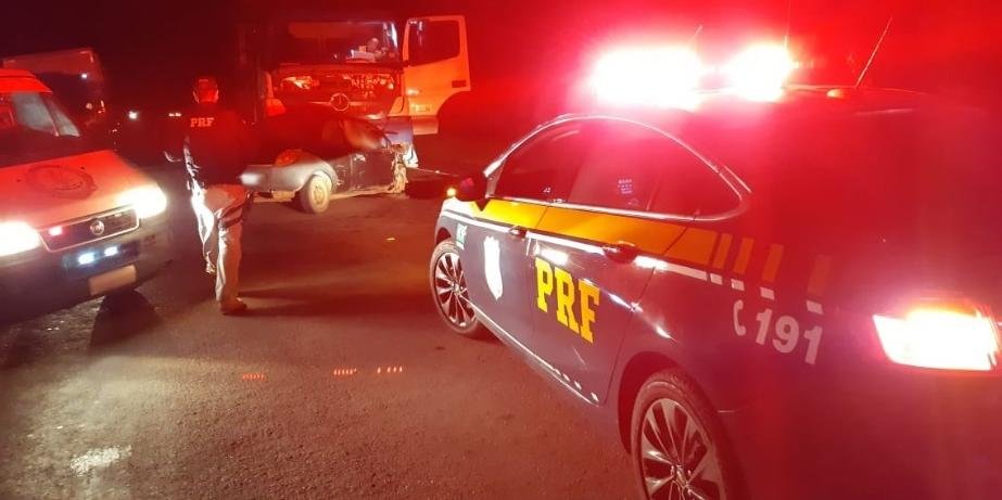 Acidente envolveu um Ford Ka e uma carreta bitrem | Foto: Polícia Rodoviária Federal / Divulgação / CP