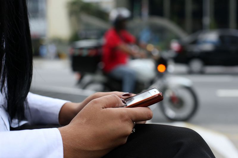Celular é principal meio de acesso à internet, segundo o IBGE - (Foto: Tiago Queiroz/Estadão Conteúdo)