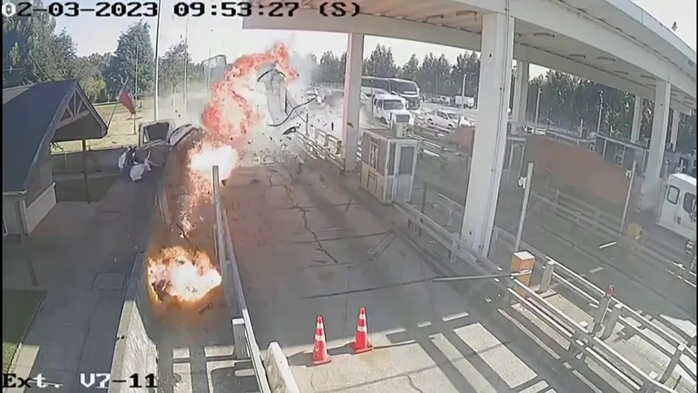 Imagens de câmeras de trânsito mostram um veículo se destruindo após bater em um posto de pedágio no Chile em 2 de março de 2023. — Foto: Prefeitura de Purranque/Reprodução