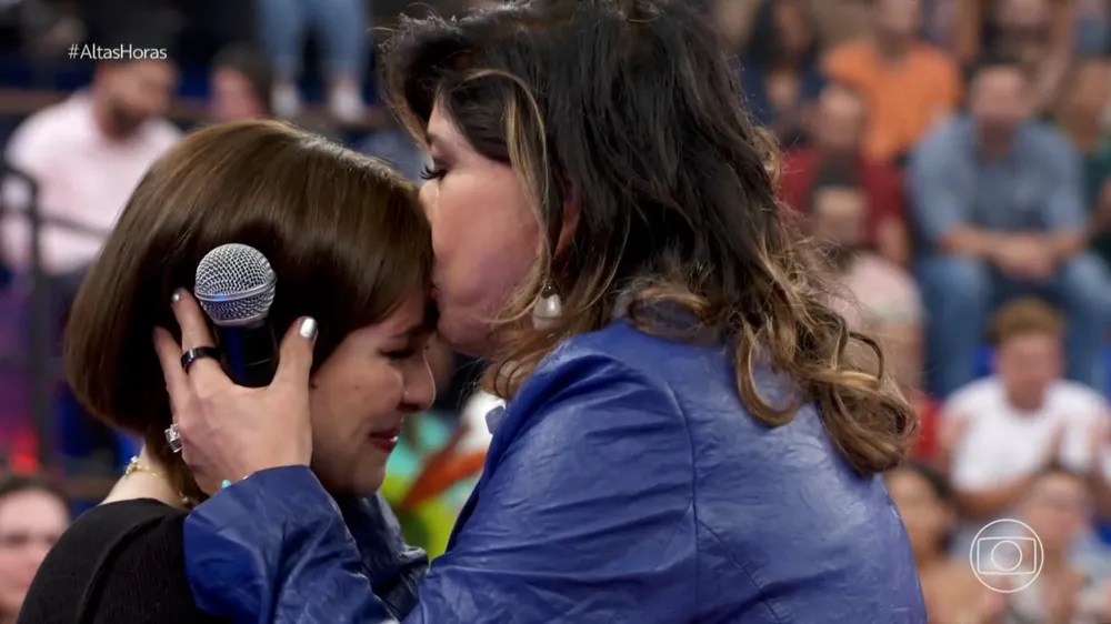 Klara Castanho e Roberta Miranda no Altas Horas — Foto: Globo