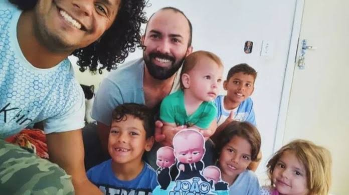 O casal Jhonantan (à esquerda) e Daniel adotou cinco irmãos em Rio Claro — Foto: Arquivo Pessoal