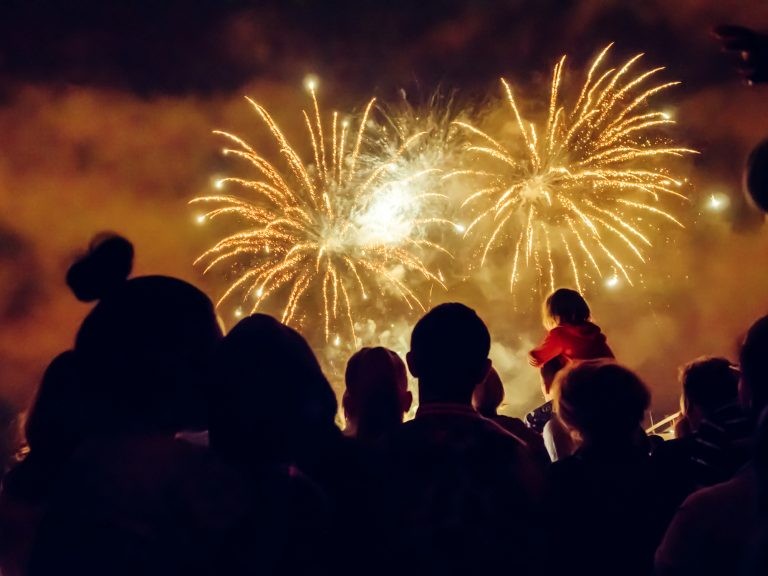 Apesar das normas atuais, os fogos de artifício continuam causando acidentes - (Foto: and3000/DepositPhotos)