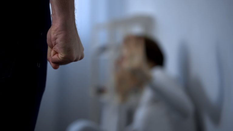 Comportamentos violentos geralmente começam com pequenos atos de intimidação - (Foto: Depositphotos)