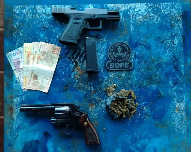 Armas foram apreendidas após confronto com suspeitos de planejar ataque a banco em Estrela — Foto: Divulgação/RBS TV