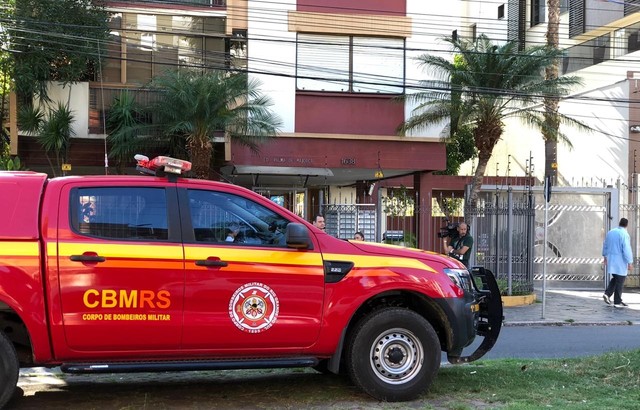 Defesa Civil, bombeiros e engenheiros foram ao local — Foto: Matheus Felipe/RBS TV
