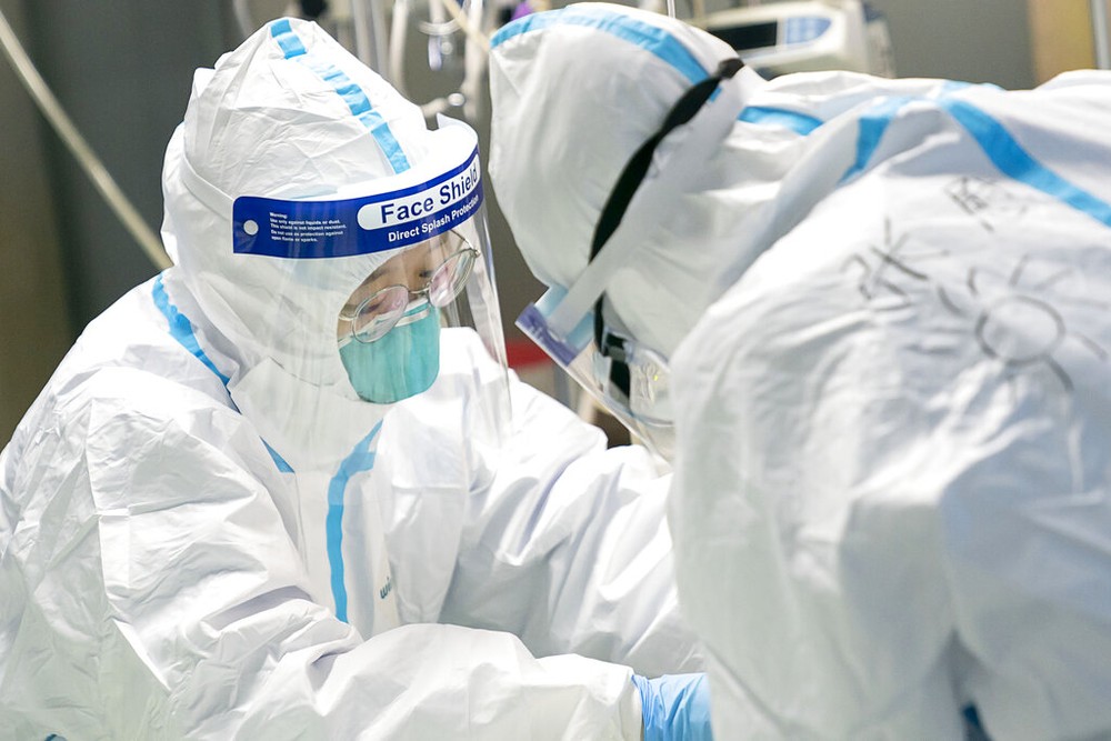 Médicos atendem paciente com coronavírus no Hospital Zhongnan, em Wuhan, na China — Foto: Xiong Qi/Xinhua/AP