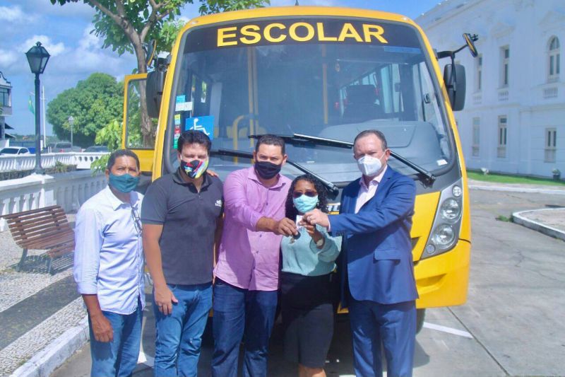 <em>Entrega dos veículos faz parte de um conjunto de ações para a melhoria da educação no Maranhão (Foto: Luiz Paula)</em>