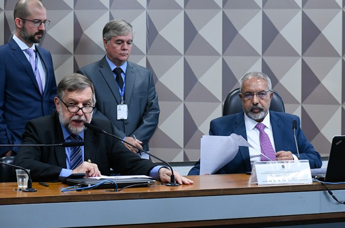 Arns (esq): Essas pessoas devem estar protegidas de qualquer interpretação de gestores públicos que eventualmente possam restringir o seu acesso a programas sociais do governo - Geraldo Magela/Agência Senado