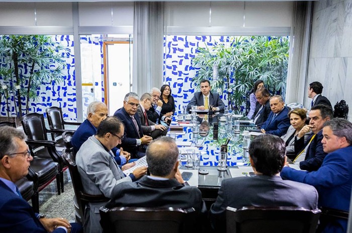 Durante reunião de líderes, nesta quinta-feira (16), parlamentares consideraram a alternância entre Câmara e Senado na tramitação das medidas editadas pelo Executivo e o fim das comissões mistas - MAYRA
