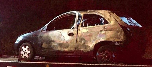 Corpo de mulher foi encontrado dentro de carro carbonizado — Foto: Samuel Vettori/RBS TV