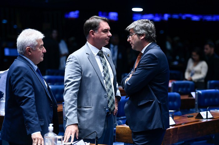 Parecer de Carlos Portinho (à dir.) foi aprovado pela CRE em novembro. Também está na pauta acordo de cooperação entre Brasil e Equador, que tem Flávio Bolsonaro (ao centro) como relator - Edilson Rodrigues/Agência Senado