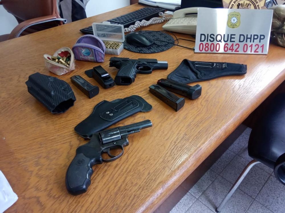Revólver sem registro e pistola inscrita no nome da mãe de Dionathá foram encontrados em Porto Alegre — Foto: Jonas Campos/RBS TV