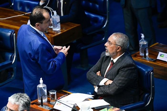 O projeto que prevê essa medida teve como relator o senador Paulo Paim (à direita) - Marcos Oliveira/Agência Senado