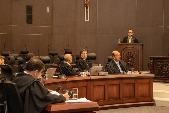 Procurador-Geral do Estado, Márcio Vicari, fala aos desembargadores - Foto: Felipe Reis/Ascom PGE/SC
