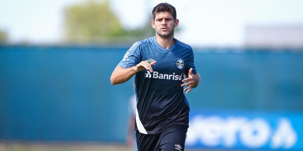 Kannemann voltou a correr, mas ainda de tênis, após ter sofrer uma pancada na partida contra o Esportivo e apresentar um calo ósseo | Foto: Lucas Uebel / Grêmio / Divulgação / CP