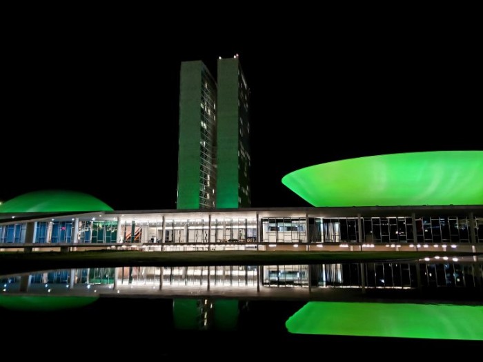 Cúpulas e torres do Senado (E) e da Câmara (D) são iluminadas de verde - (Foto: Pierre Triboli/Câmara dos Deputados)