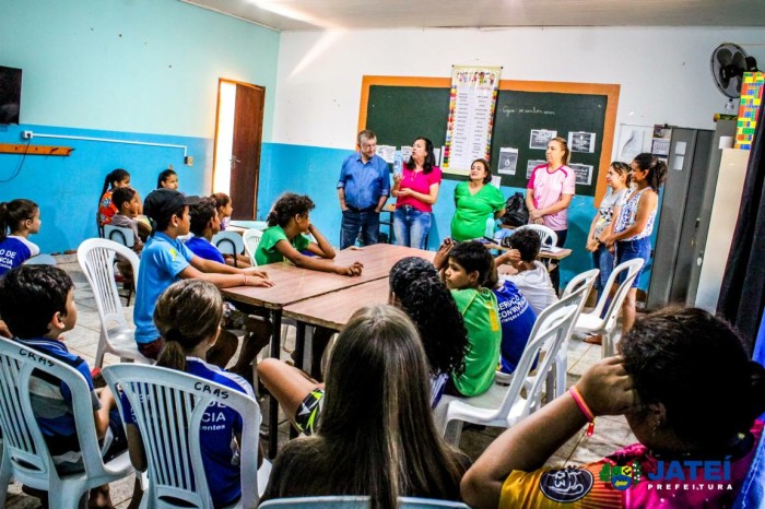 O prefeito Eraldo Jorge Leite e a vice prefeita Cileide Cabral, realizaram a entrega de garrafinhas de água. - Assessoria de Comunicação
