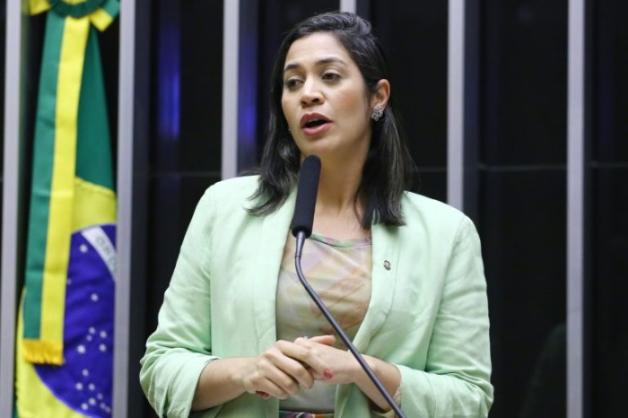 A autora da proposta, deputada Iza Arruda - (Foto: Vinicius Loures/Câmara dos Deputados)
