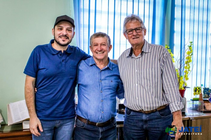 Prefeito Eraldo recebeu em seu Gabinete a visita do Cantor Fábio Cunha. - Assessoria de Comunicação