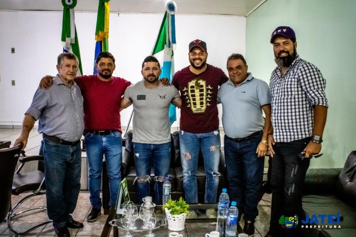 O prefeito Eraldo Jorge Leite, recebeu a visita da dupla sertaneja João Lucas e Walter Filho - Assessoria de Comunicação