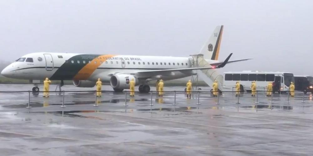 As duas aeronaves deixaram Wuhan, o epicentro do surto de coronavírus, na sexta-feira, com 34 brasileiros, incluindo três diplomatas, quatro poloneses e uma chinesa | Foto: Reprodução Twitter FAB / Divulgação / CP