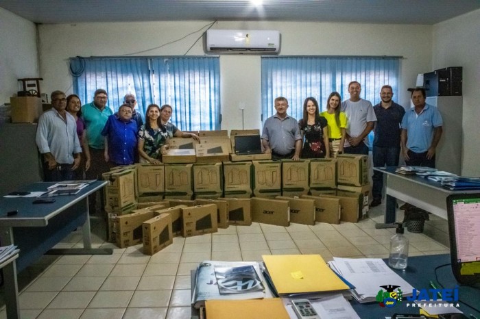 Prefeito Eraldo Jorge Leite, entrega equipamentos de informática para secretária de educação. - Assessoria de Comunicação