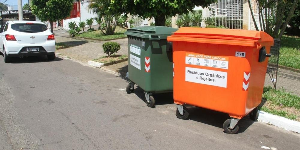 Os contêineres verdes são para descarte de lixo reciclável, já os contêineres laranja são para descarte do lixo orgânico. | Foto: PMNH / Divulgação / CP