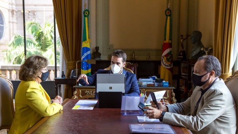 Governador Leite, secretária Silvana Covatti e o secretário adjunto da Agricultura, Luiz Fernando Rodriguez Júnior - Foto: Gustavo Mansur / Palácio Piratini