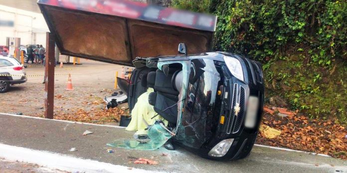 Carro chocou-se contra um poste de iluminação pública, capotou e atingiu uma parada de ônibus. Foto: Brigada Militar/CRPO Serra
