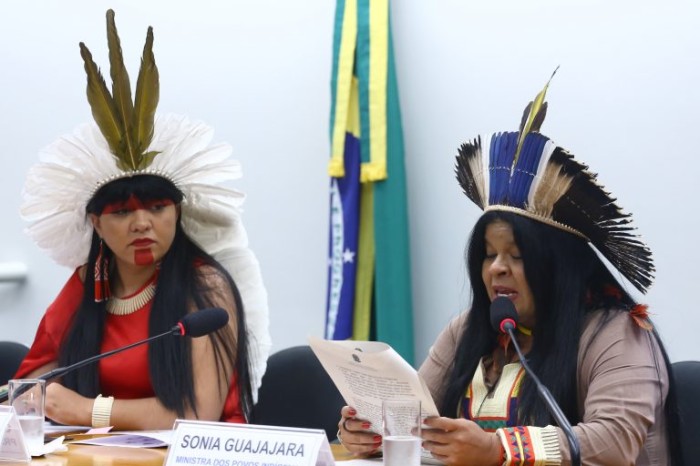Deputada Célia Xakriabá (E) e a ministra dos Povos Indígenas, Sônia Guajajara - (Foto: Vinicius Loures/Câmara dos Deputados)