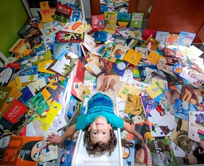 Gael e sua biblioteca: livros e contação de histórias tornaram a leitura um processo natural - (Foto: Arquivo Pessoal)